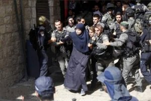 مواجهات في باب المجلس بعد محاولة الاحتلال اعتقال فتيات