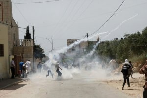 28 إصابة خلال قمع الاحتلال لمسيرات تضامنية بالضفة والقدس