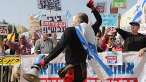 &quot;تل أبيب&quot;.. آلاف &quot;الاسرائيليين&quot; يطالبون نتنياهو بالرحيل