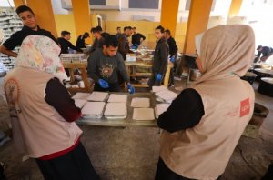 الإغاثة الزراعية ومؤسسة النداء الفلسطيني الموحد تنهيان توزيع 500 وجبة ساخنة على الأسر النازحة في محافظة رفح