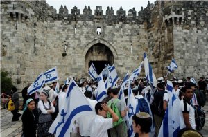 المستوطنون وجيش الاحتلال يستبيحون القدس القديمة