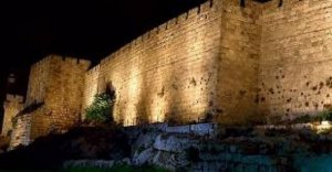 بلدية الاحتلال تعرض صورا وشعارات تلمودية على سور القدس