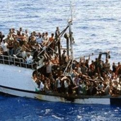 مصرع 4 وفقدان نحو 180 آخرين في غرق مركب قبالة السواحل الليبية