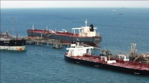 ناقلات النفط الإيراني إلى الإمارات تتحول إلى أشباح!