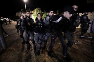 اعتقالات وتجدد للمواجهات بعدة أحياء في القدس