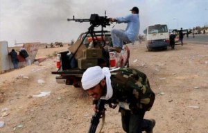 تجدد القتال بين قوات فجر ليبيا وقوات برلمان طبرق في محيط قاعدة عسكرية غربي البلاد