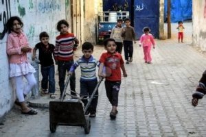 رصد تسول مقنع يمارسه فتية وأطفال بثوب باعة متجولون في غزة