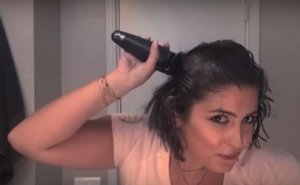 فيديو.. لبنانية تحلق شعرها بالكامل أمام الملايين من أجل والدتها