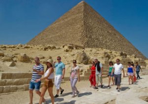 مصر تعلن عن خطة لانعاش السياحة تتضمن حوافز لشركات الطيران
