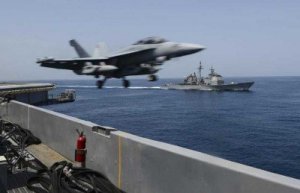 كارتر: أمريكا قلقة من أن تكون السفن الإيرانية محملة بأسلحة لليمن
