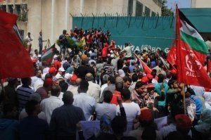 غزة: آلاف المواطنين يحتجّون ضد قرارات &quot;أونروا&quot; بمسيرة ضخمة