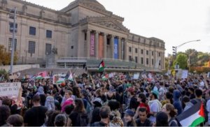 &quot;فلسطين ليست للبيع&quot;.. محتجون يقاطعون اجتماعاً لبيع عقارات بالضفة الغربية والقدس لليهود بأمريكا