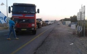 مستوطنون يعرقلون شاحنات البضائع من الوصول لغزة