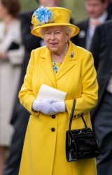 حقيبة يدّ لم تفارق إطلالات الملكة اليزابيث منذ 50 عاماً... ما سرها؟