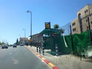 بلدية الاحتلال تضع أعمدة حماية من الدهس أمام محطات الحافلات