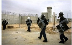 قوّات القمع تقتحم سجن &quot;ريمون&quot; وتنكّل بالأسرى الفلسطينيين