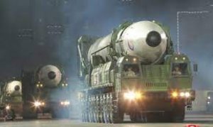 سول: كوريا الشمالية تطلق صاروخا باليستيا قبل زيارة لنائبة الرئيس الأمريكي
