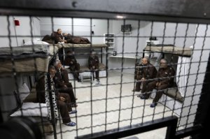 هيئة الأسرى: إدارة سجون الاحتلال تشدد من إجراءاتها بحق المعتقلين في &quot;عيادة الرملة&quot;