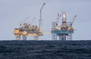 النفط يتجاهل زيادة المخزونات الأمريكية ويواصل الصعود