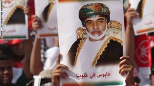 السلطان قابوس أقدم الحكام العرب يعود إلى عُمان بعد رحلة علاج طويلة بألمانيا
