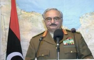 حفتر يتعهد بالسيطرة على بنغازي خلال شهر ويطالب المجتمع الدولي بدعم قواته