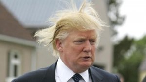 فيديو.. الرياح تكشف حقيقة شعر ترامب