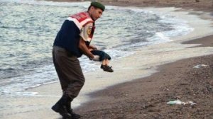 الجندي التركي الذي حمل جثة أيلان: تخيلت ابني مكانه