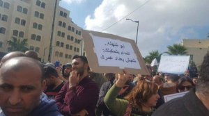 الالاف يتظاهرون في محيط مجلس الوزراء بعد منعهم من الوصول اليه من الاجهزة الامنية