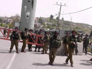 الاحتلال ينصب حاجزا عسكريا على مدخل مدينة طولكرم الجنوبي