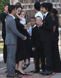 شاهد أنجلينا جولي وأطفالها الستة بأول ظهور رسمي
