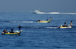 الاحتلال يهدد بتقليص مساحة الصيد في بحر غزة