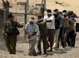 الأسرى الفلسطينيون يشتكون من اقتحامات إدارة السجون لغرفهم