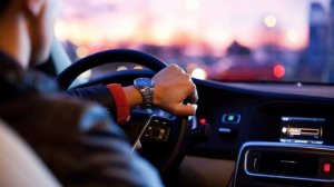 4 تطبيقات تساعد على قيادة السيارة بسهولة