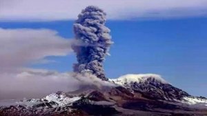 بركان يقذف رماده إلى ارتفاع 7 كم!