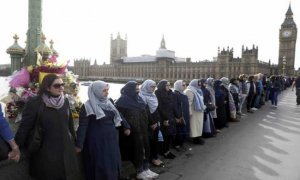 تضامنا مع ضحايا حادث لندن.. مسلمات ينظمن سلسلة بشرية على جسر &quot;وستمنستر&quot;