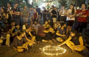 احتجاجات أمام منزل وزير صهيوني تنديدًا بمقتل فتاة في مسيرة للمثليين
