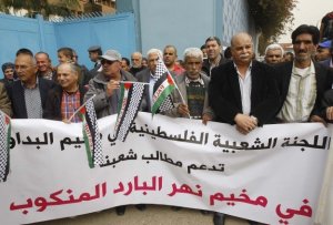 لبنان: فلسطينيين يشاركون في وقفة أمام &quot;الأنروا&quot; لإعادة إعمار مخيم &quot;نهر البارد&quot;