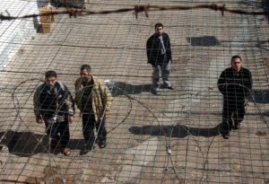 الأسرى في سجون الاحتلال يشتكون نقص الملابس والأغطية الشتوية