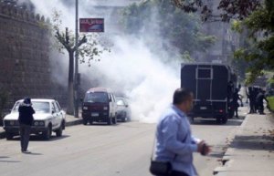 إصابة 5 من الشرطة المصرية في انفجار امام جامعة القاهرة