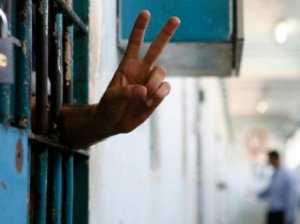 الأسيران كفاح حطاب وخليل أبو عرام يدخلان اضراباً مفتوحاً عن الطعام