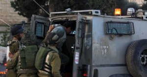 الاحتلال يعتقل 10 مواطنين خلال مداهمات متفرقة بالضفة