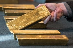 الذهب يستفيد من تراجع الدولار ويواصل الارتفاع