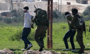 الاحتلال يعتقل 10 مواطنين من الضفة بينهم فتاة
