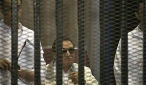 4 أبريل أولى جلسات إعادة محاكمة مبارك ونجليه في “القصور الرئاسية”