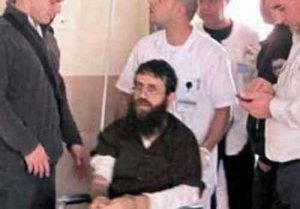 الأسير الفلسطيني المضرب عن الطعام خضر عدنان يقابل محاميه على كرسي متحرك