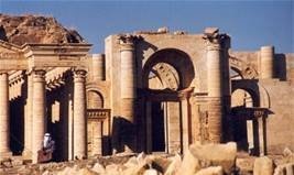 بعد الحضر ونمرود.. داعش يفجر مدينة خورسباد الأثرية