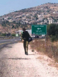 جيش الاحتلال يزعم اعتقال فلسطيني في طريقه لتنفيذ عملية متنكرا بزي جندي غرب رام الله