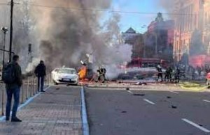 انفجارات ضخمة تستهدف مبان رئاسية وحكومية وسط العاصمة الأوكرانية