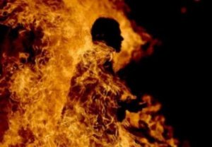 شاب يحرق نفسه شمال غزة