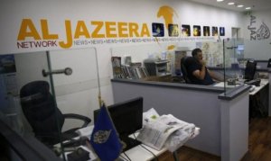 كيان الاحتلال يغلق مكاتب قناة الجزيرة ويسحب اعتماد صحفييها